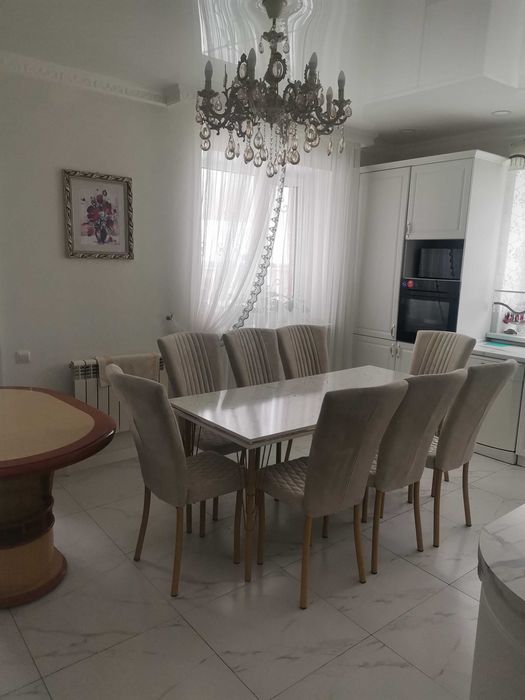 Продам стол на кухню и восемь стульев.