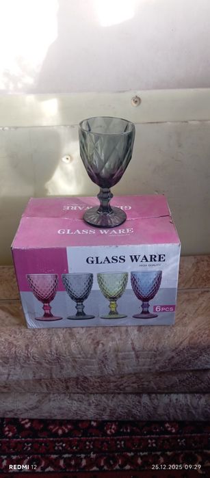 Посуда и кресло.