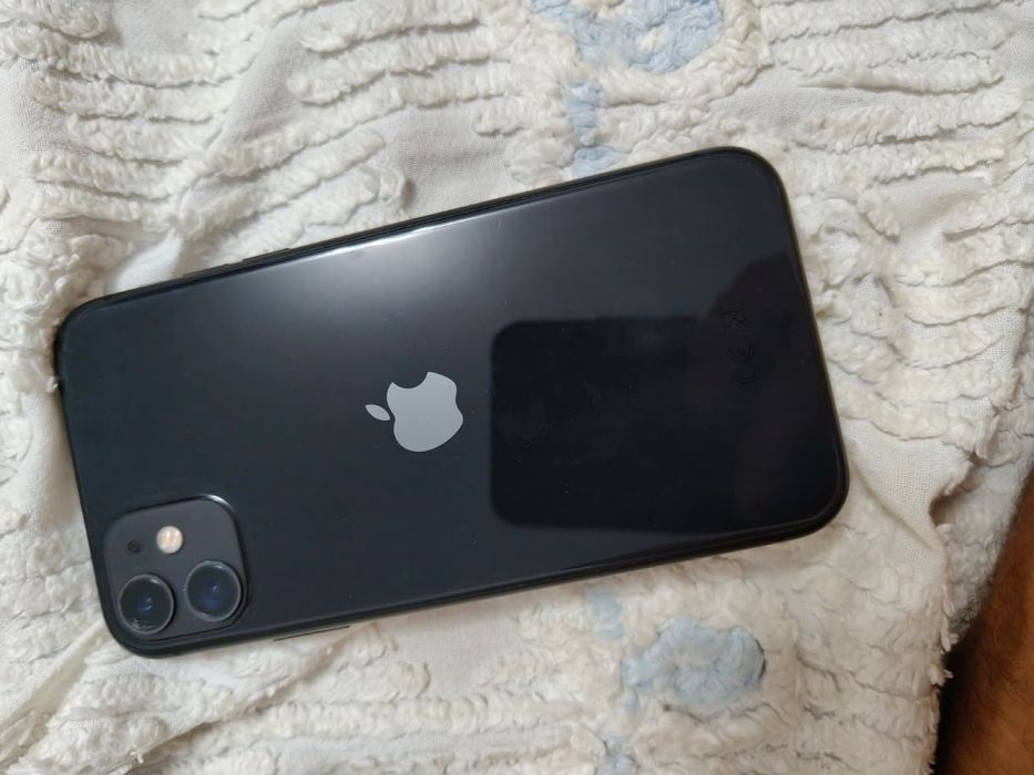 Vând iphone 11 in stare perfectă  doar putin crapată camera dau si  la schimb  pe iphone 12 13 14