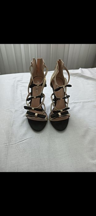 Sandale aurii cu fundițe de catifea negre ,cu toc