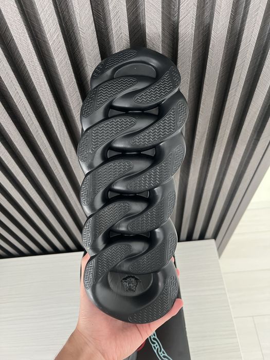 Versace chain reaction negri