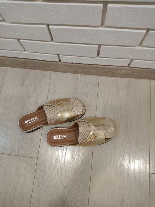 Продаю шлепанцы женские