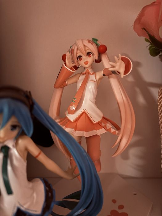 Две фигурки на мику оригинални