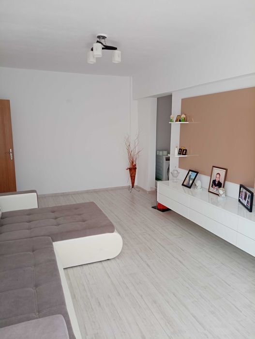 Vând apartament cu 2 camere, strada Eroilor.