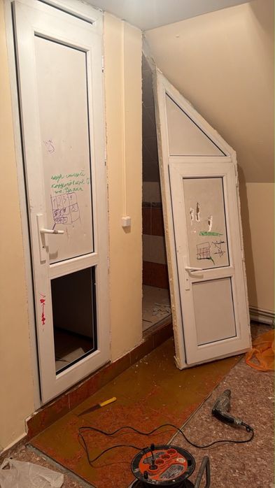 Продам пластиковые двери за две двери