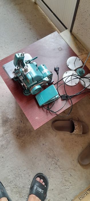 Averlo tikuv Overlok mashinasi sotiladi. Umuman ishlatilmagan