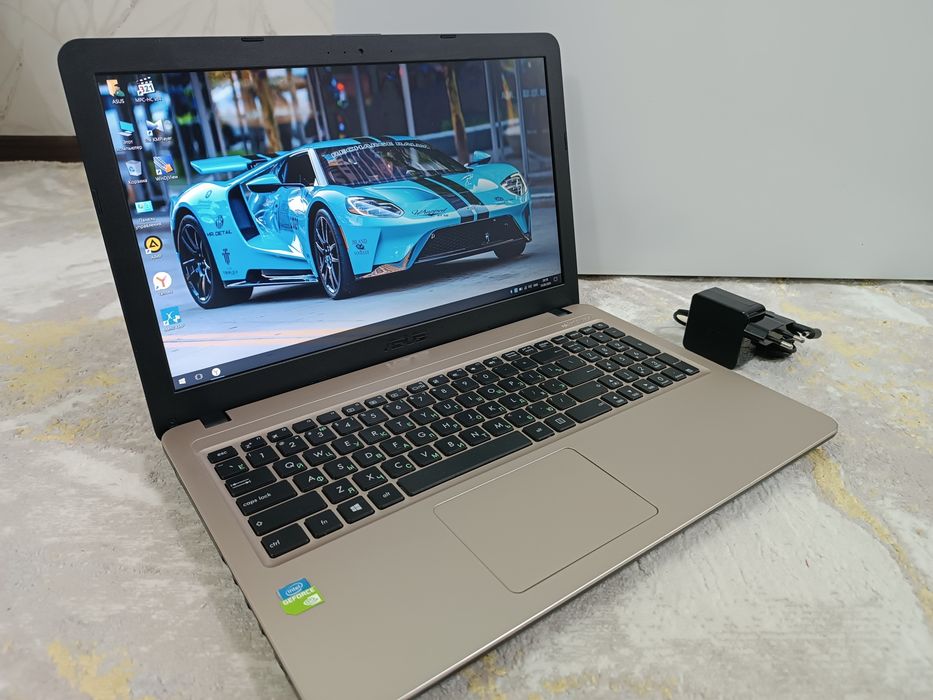 Ноутбук ASUS 4 ядерный.