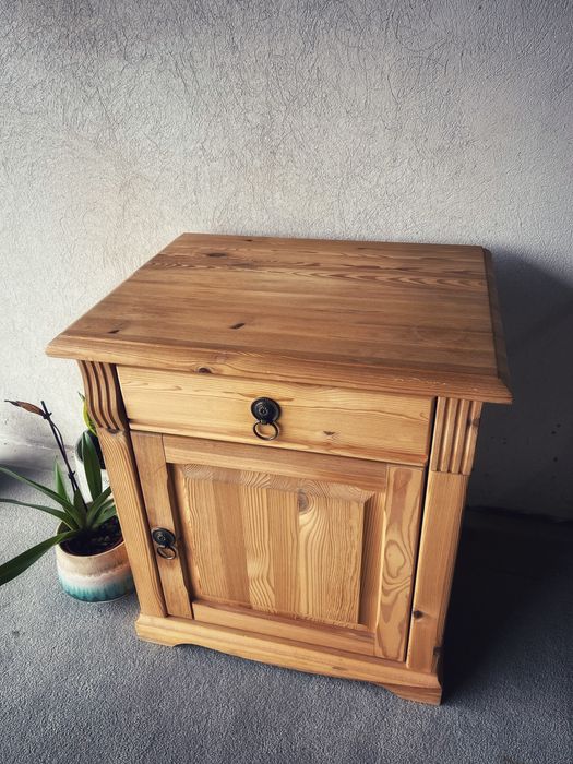 Дървено нощно шкафче