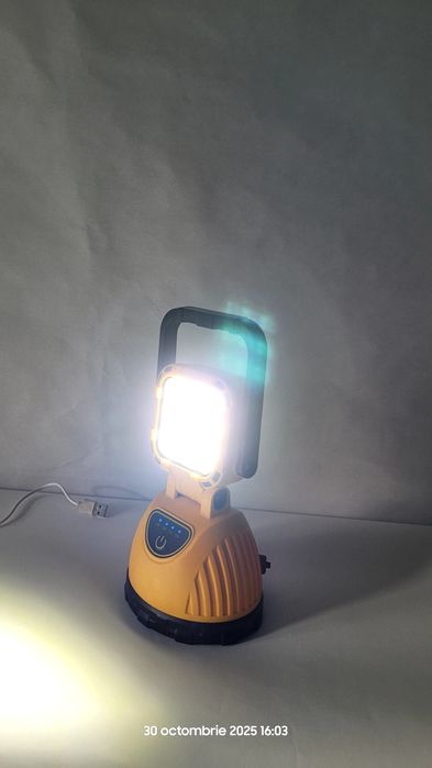 Lanternă cu multiple funcți și încărcare solară și USB