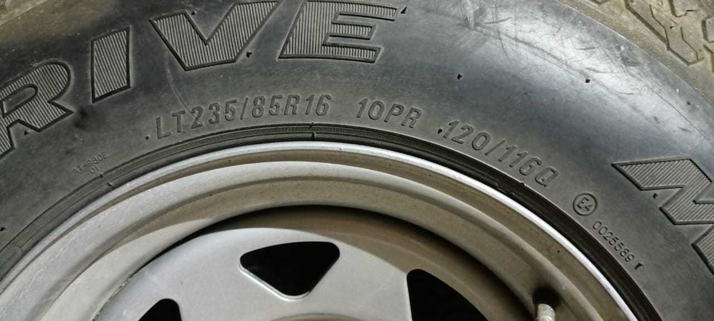 Продам шины с дисками Maxxis 235/85/16