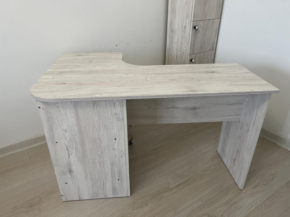 Маникюрный стол.