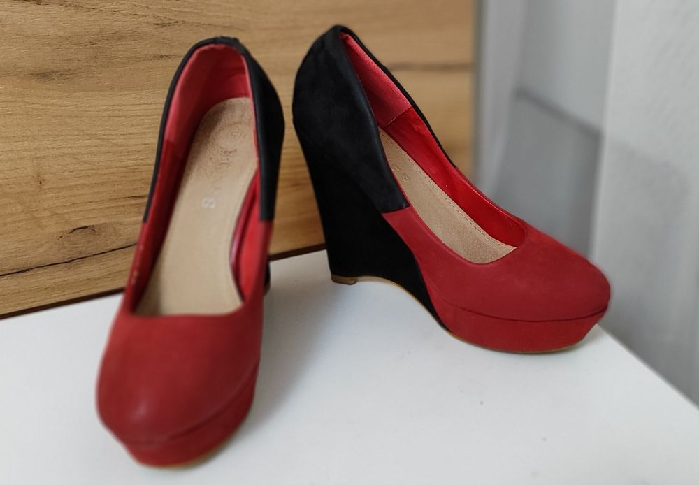 Продам недорого обувь б/у размер 35-36