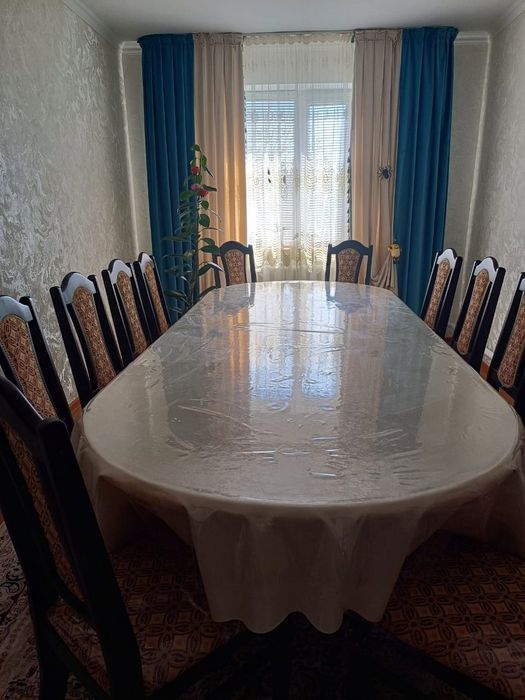 Продается шикарный новый стол и стулья