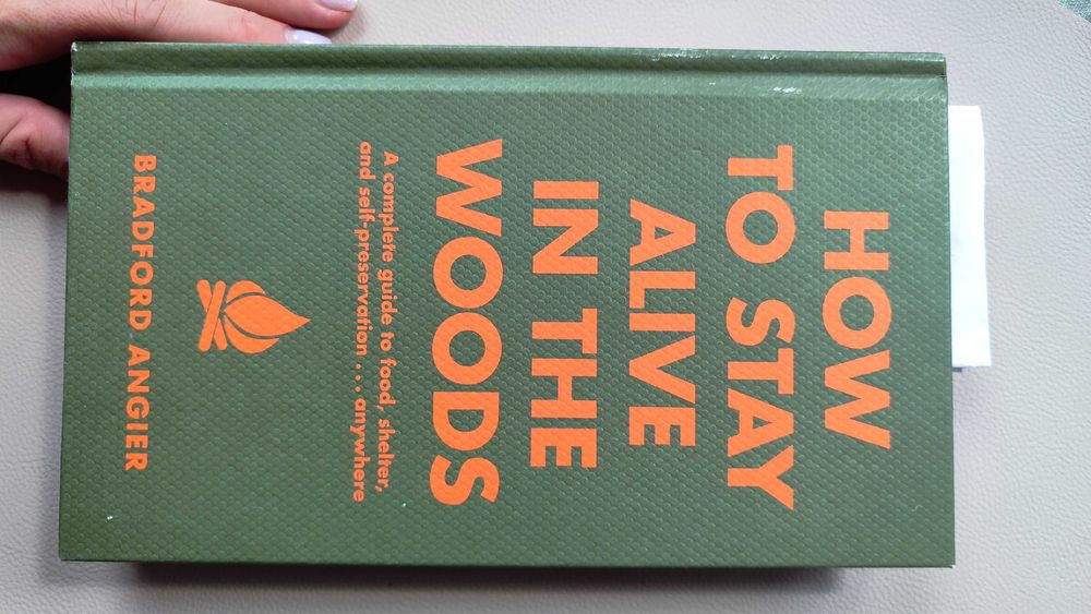 НОВА Английска книга How to stay alive in the woods