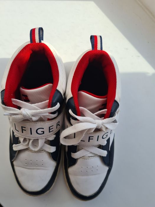 Продам кроссовки Hilfiger 6000