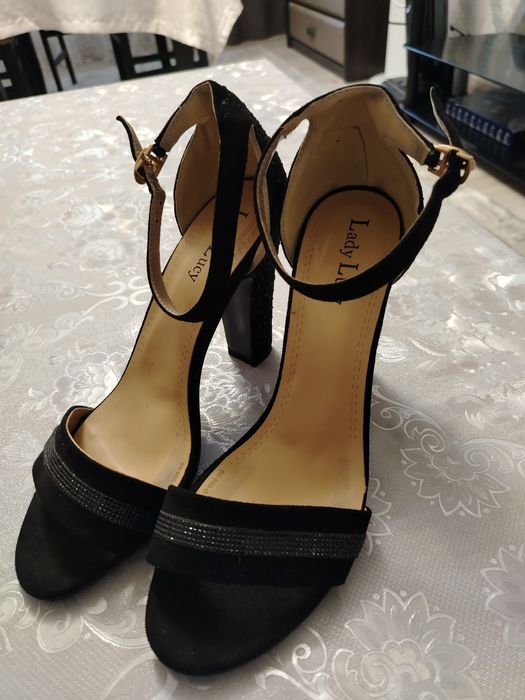 Продам босоножки