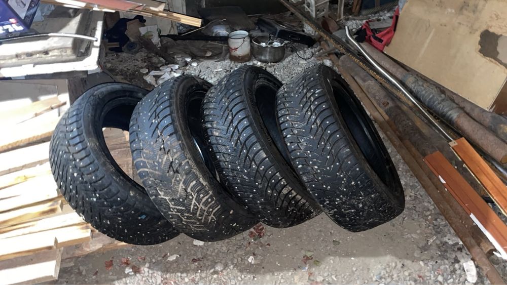 Продам резину 215/55/18.