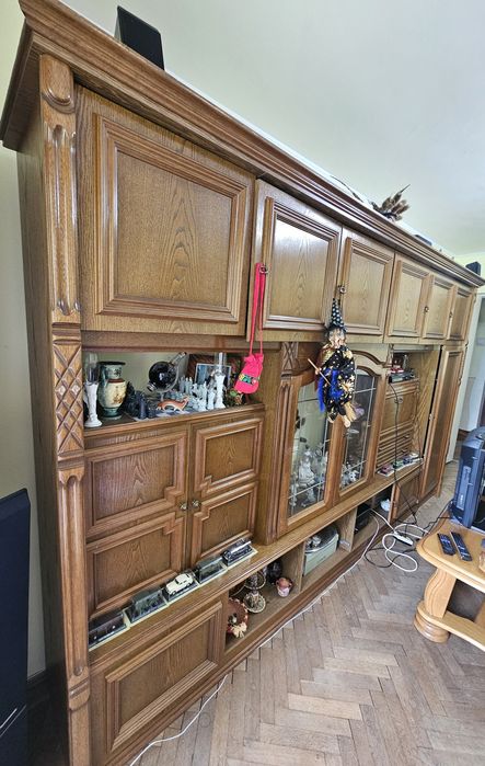 Mobilă living din lemn masiv și furnir