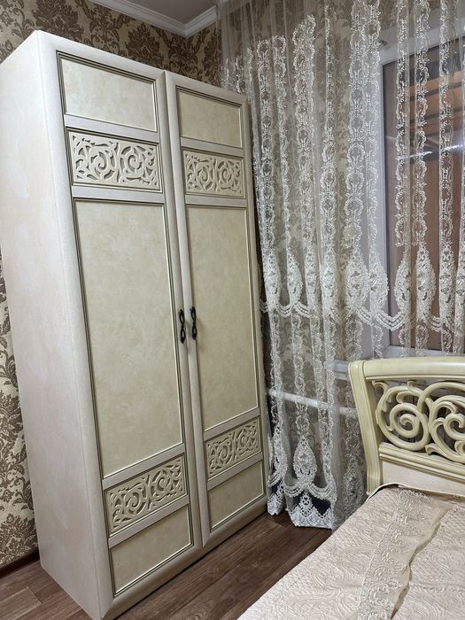 Кровать с матрасом и шкаф