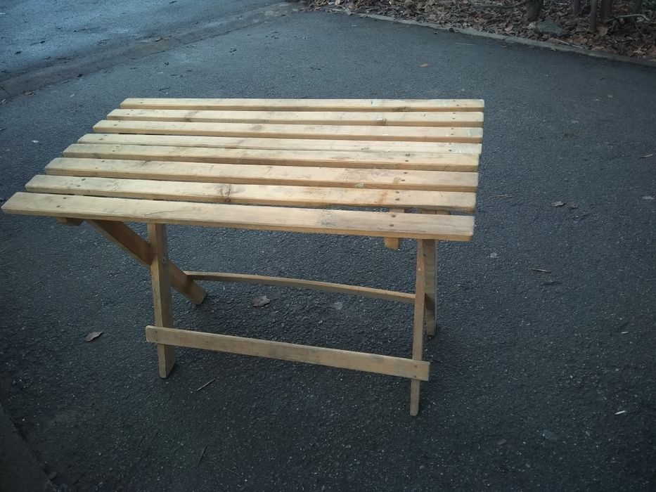 Складной столик деревянный