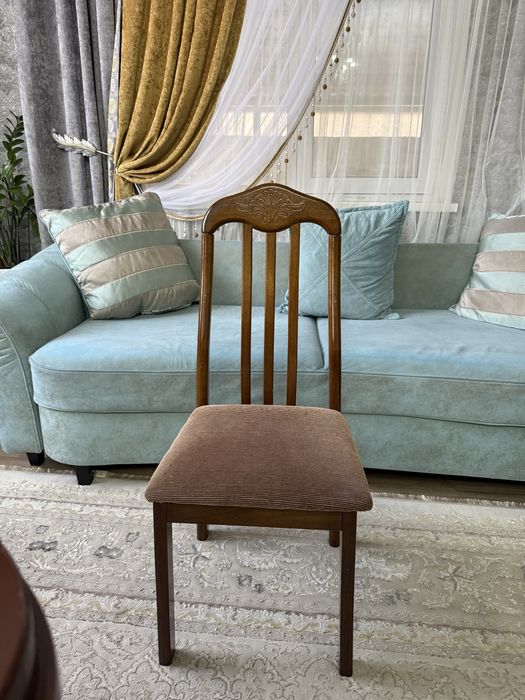 Стол со стульями для гостинной