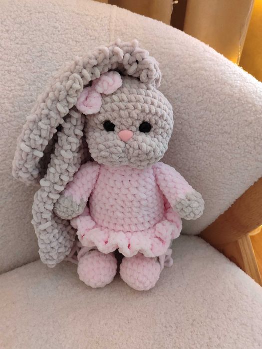 Вязаная игрушка зайка