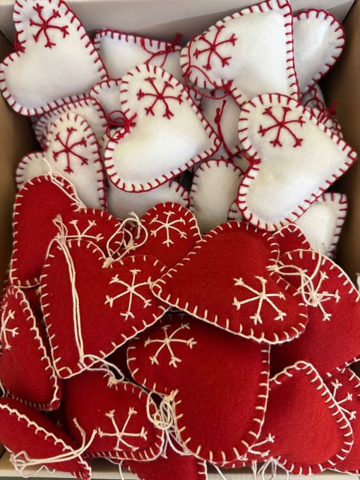 Decoratiuni inimioare handmade pentru bradul de Craciun