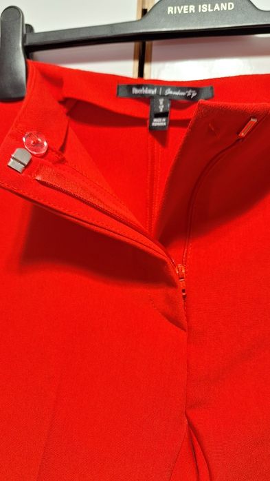 Pantaloni rosii River Island