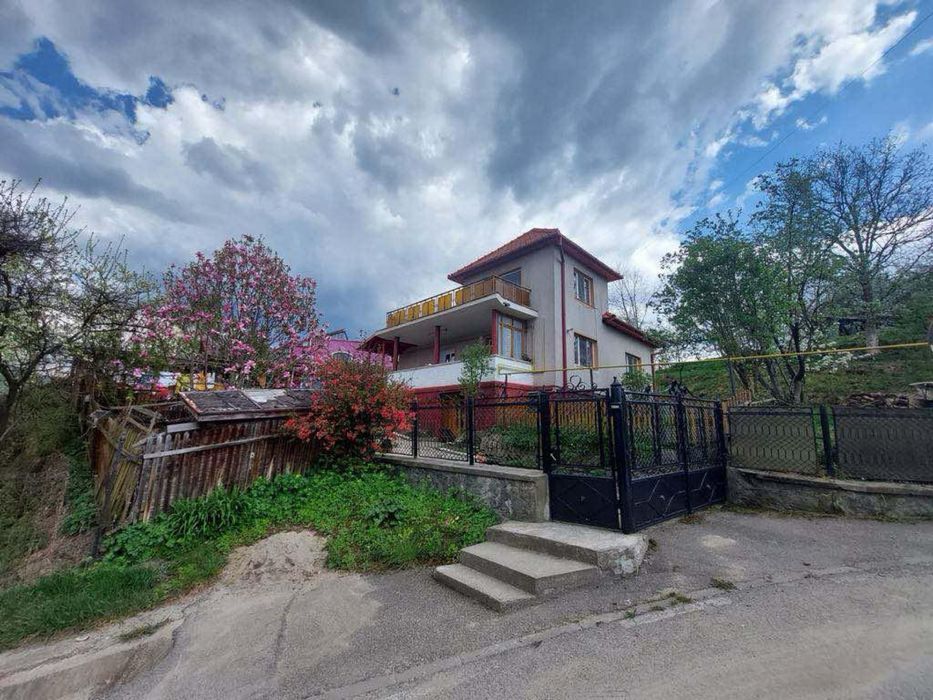 Vand doua case Petrila sau schimb