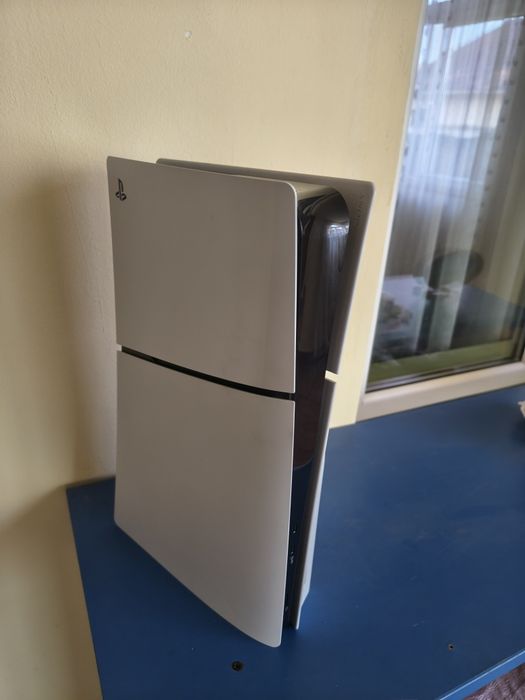 Vând PlayStation 5 Slim cu disk ,1 TB în stare impecabilă