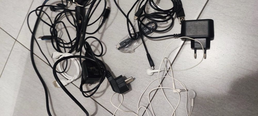 Incarcatoare  diverse cabluri si casti