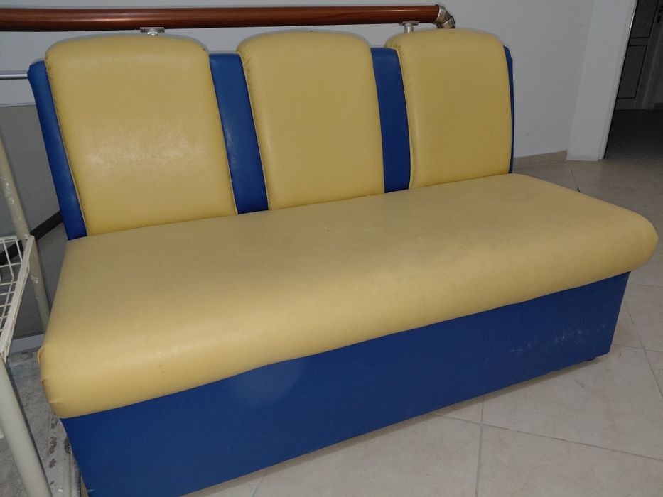 Компактно двуцветно диванче (сепаре)– за офис, чакалня или кухня