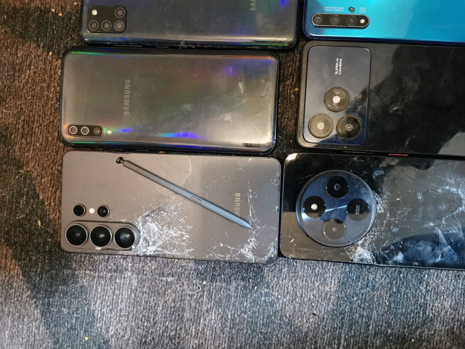 Vand piese de telefoane