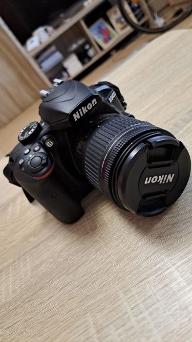 Aparat foto DSLR Nikon D3400 18-55mm VR + Husă + Card 32GB - Shutter count doar 5.573 cadre (Ca Nou)