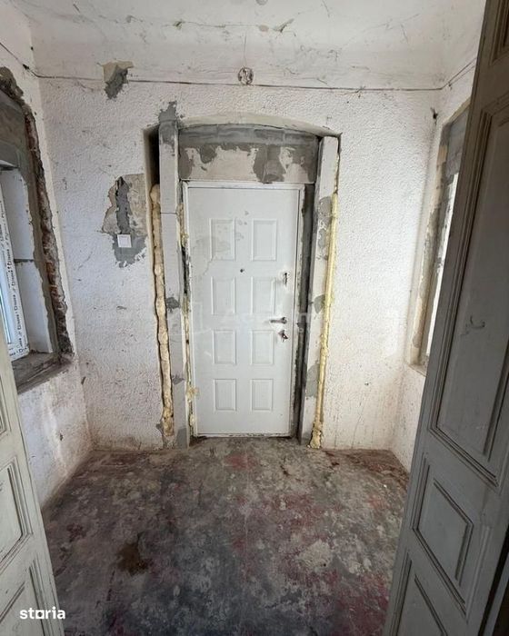 Casa individuala reconditionata partial-Teren 900 mp-Toate utilitatile