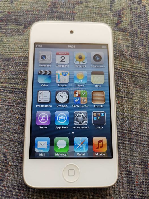 iPod  8GB touch 4rd Gen 20 ore acumulator  fuctional Apple model A1367