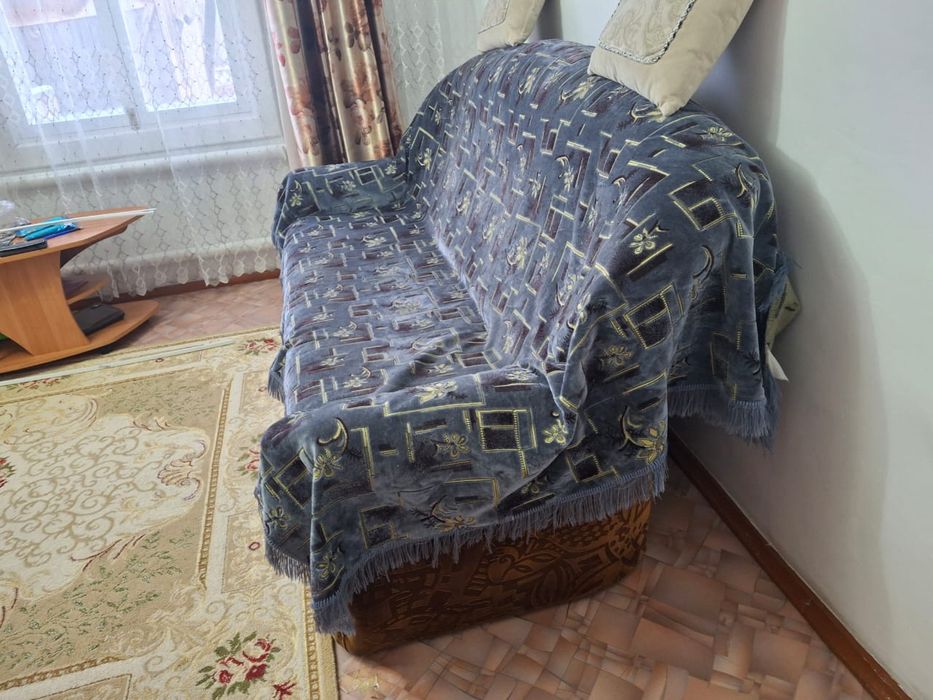 Продам диван с двумя креслами