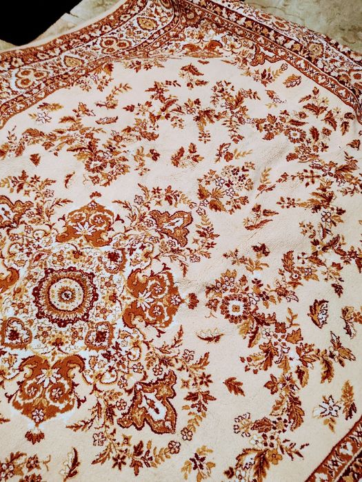 Vand doua covoare persane calitative.