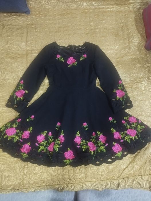 Платье черного цвета с розовыми цветами вышивка