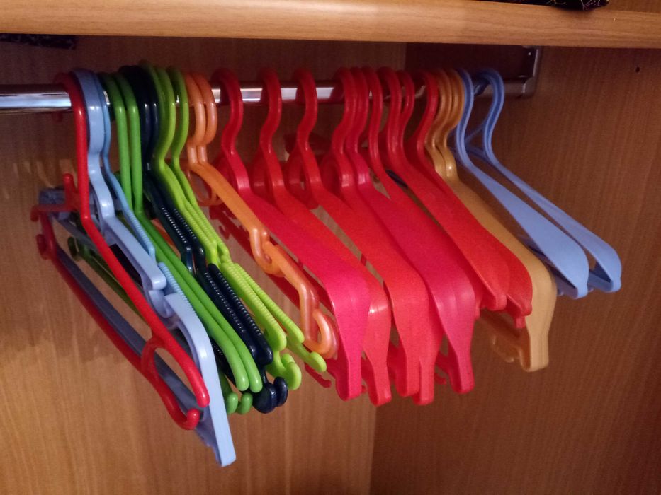 Плечистые прочные вешалки для дома или офиса.Цена 5тыс 1шт