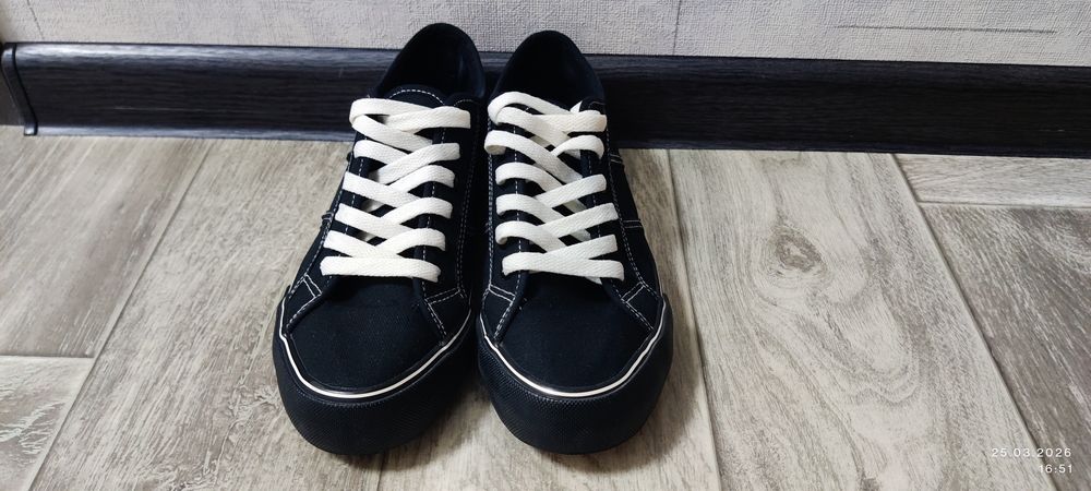 Продам кеды женские