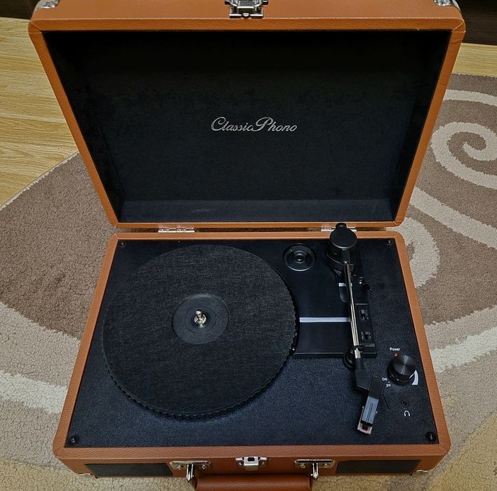 Pickup Lenco cu boxe stereo integrate