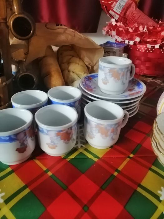 Vind set cescute cafea si farfurii pentru dulceata din portelan