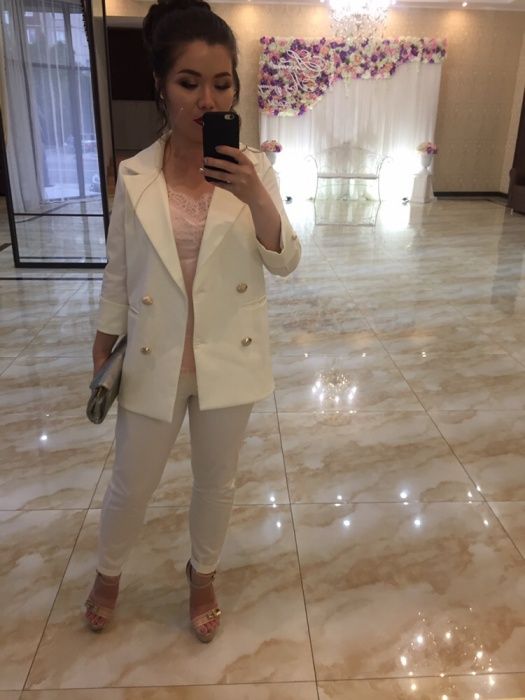 Продам костюмчик с брючками и с топиком