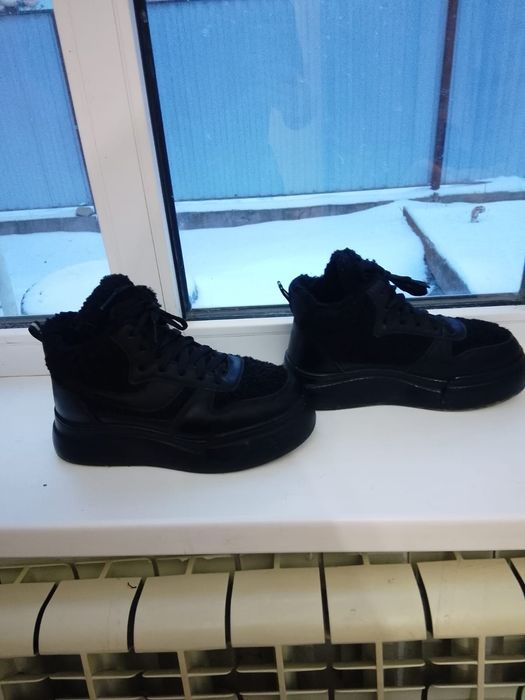 Продам обувь зимнию