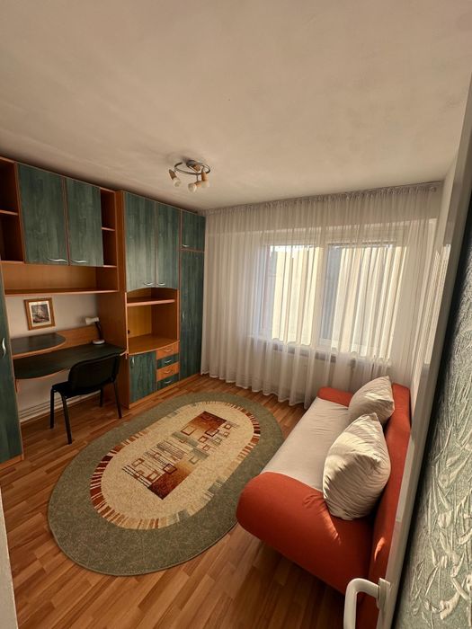Apartament cu trei camere de inchiriat in cartierul Tudor.