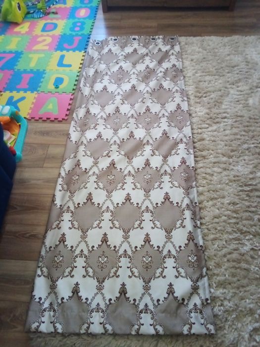 Vând draperie cu model