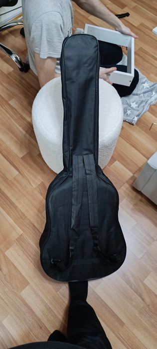 Гитара акустическая и чехол