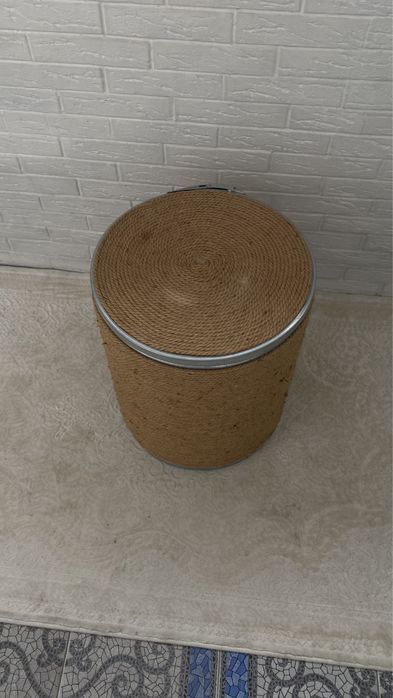 цилиндрический пуфик или табурет из сизаля. Высота 51см ширина 41 см.