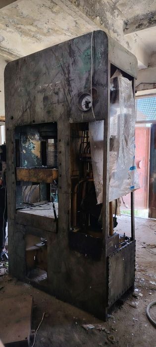 Гидравлический пресс. СССР 100 тонналик.